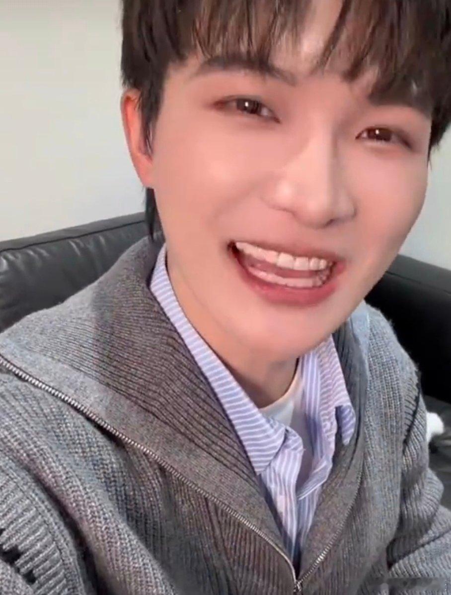 周深 螂的诱惑周深到深圳，操作太溜啦。把耳返弄成双马尾，还亲自举着cos，贯口说