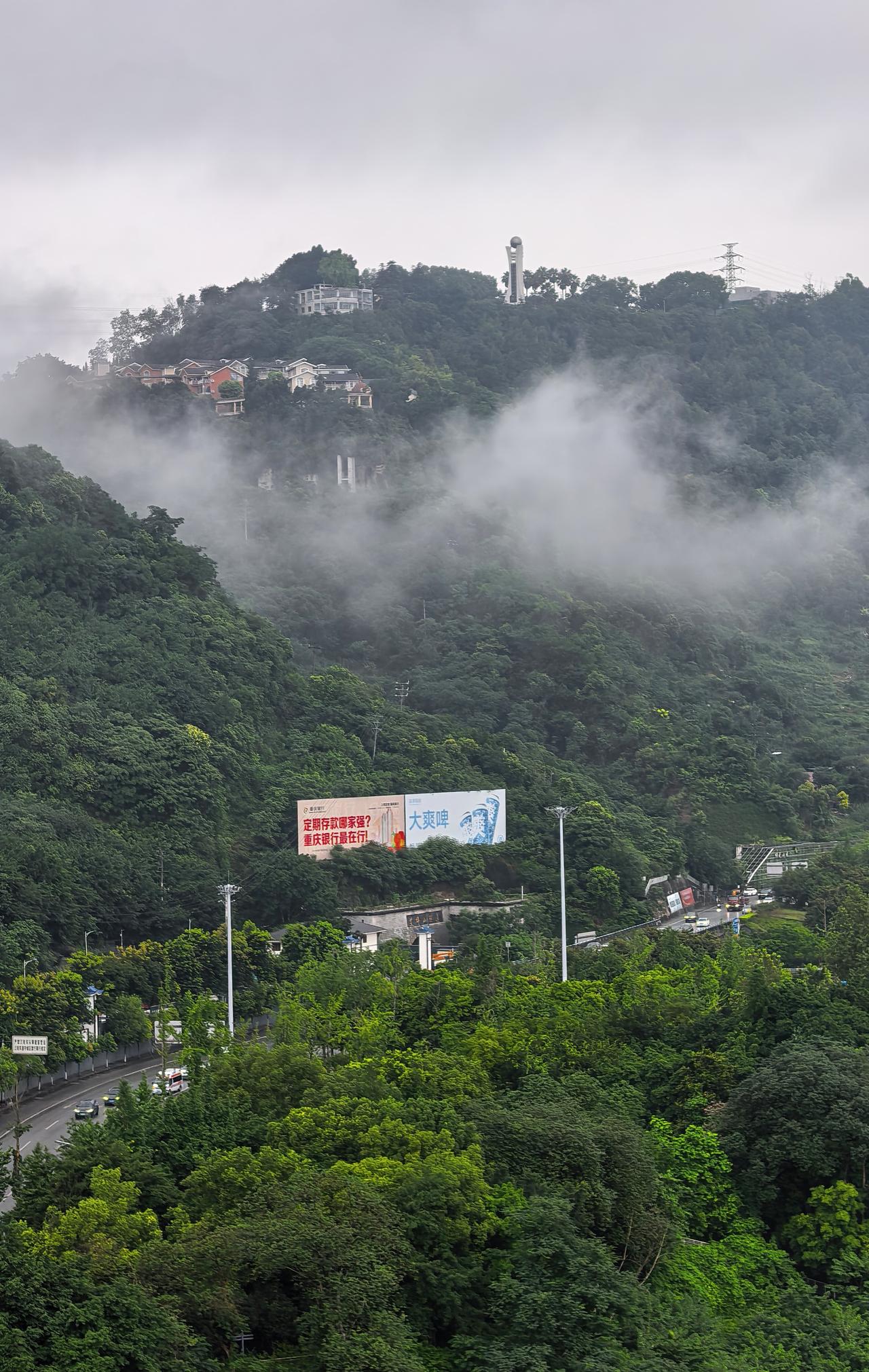 云云雾雾云雾难开
山山水水山水易彩
（插图为江津艾坪山与滨江大道）