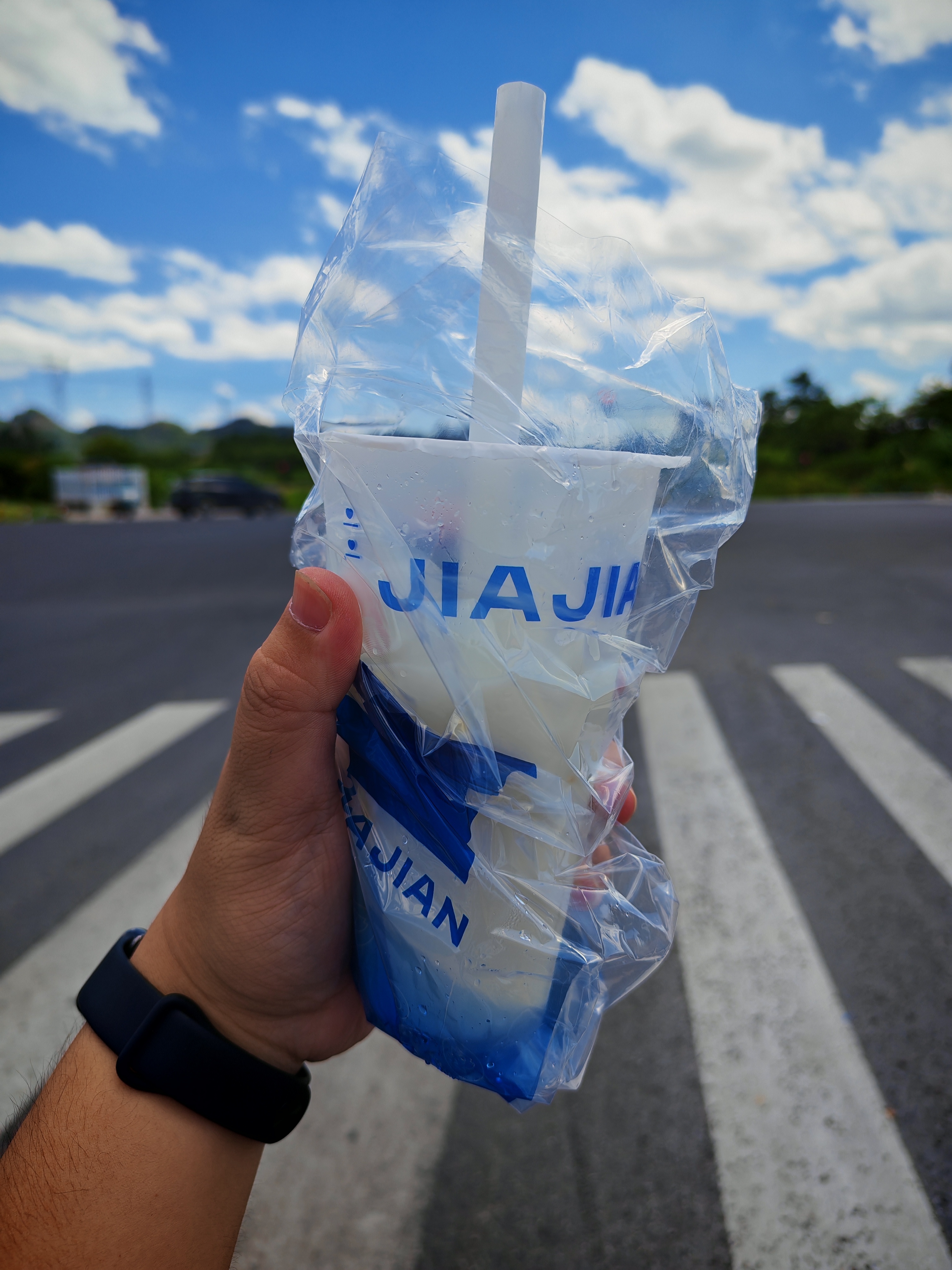 今天立秋了来喝秋天的第一杯奶茶柠檬奶，爽歪歪[卡皮巴拉] ​​​