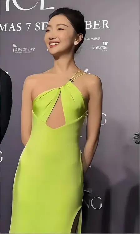 周冬雨出席活动造型，除了身材差点意思，脸还是很美的嘛！有喜欢她的吗?