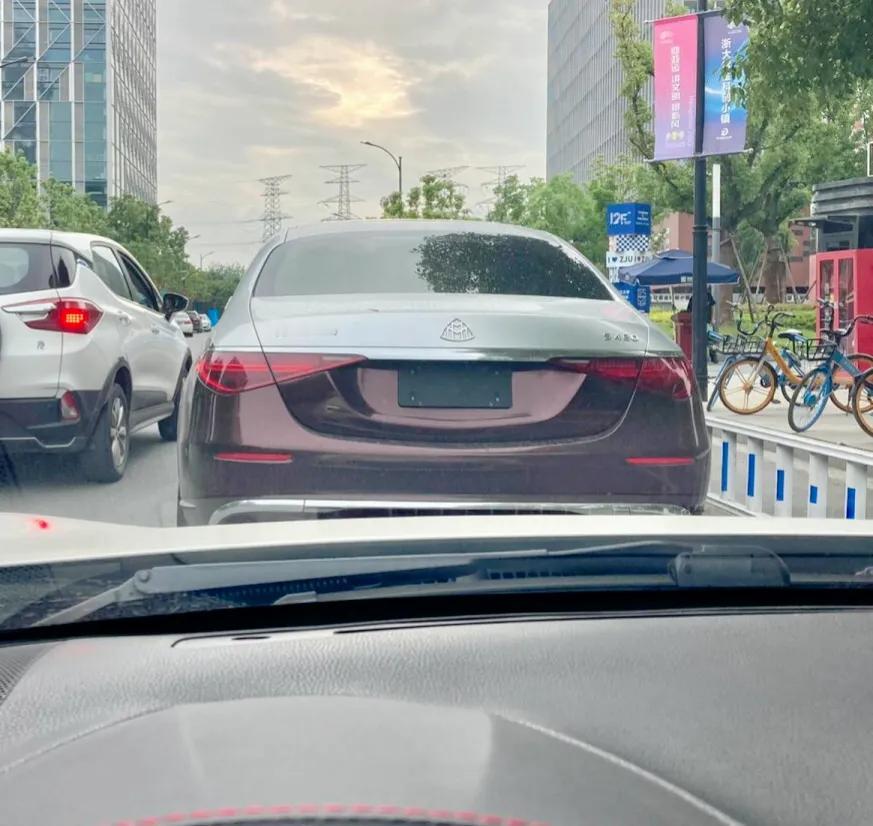 为什么十台迈巴赫里有九台会换掉奔驰标？其实官方是没有迈巴赫这个立标和尾标选项的，