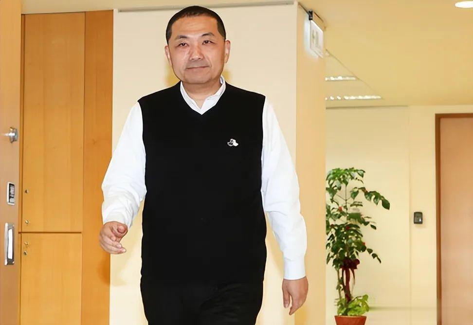 侯友宜虽然在国民党党内民调高居第一，但在2024“大选”人选三大热门人选里，侯友