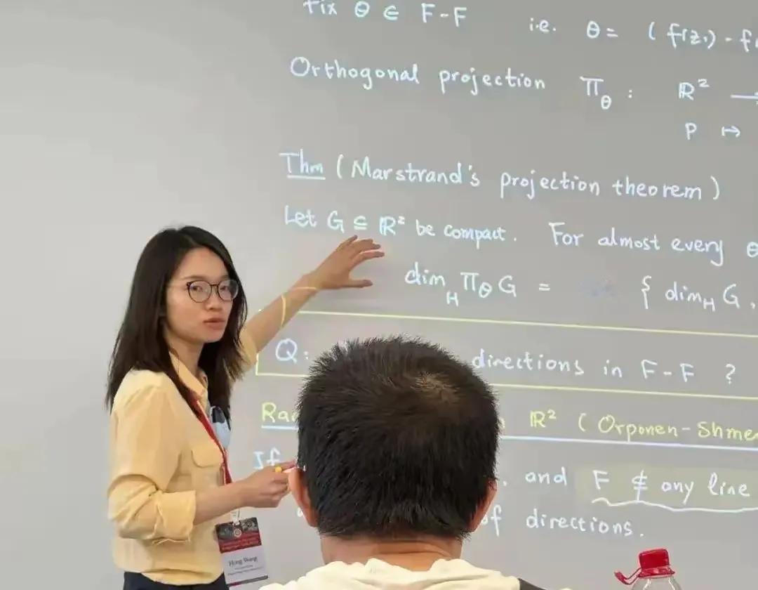 能让韦神坐在底下安心听课的这个女生到底是谁？
她就是数学天才王虹

1991年出