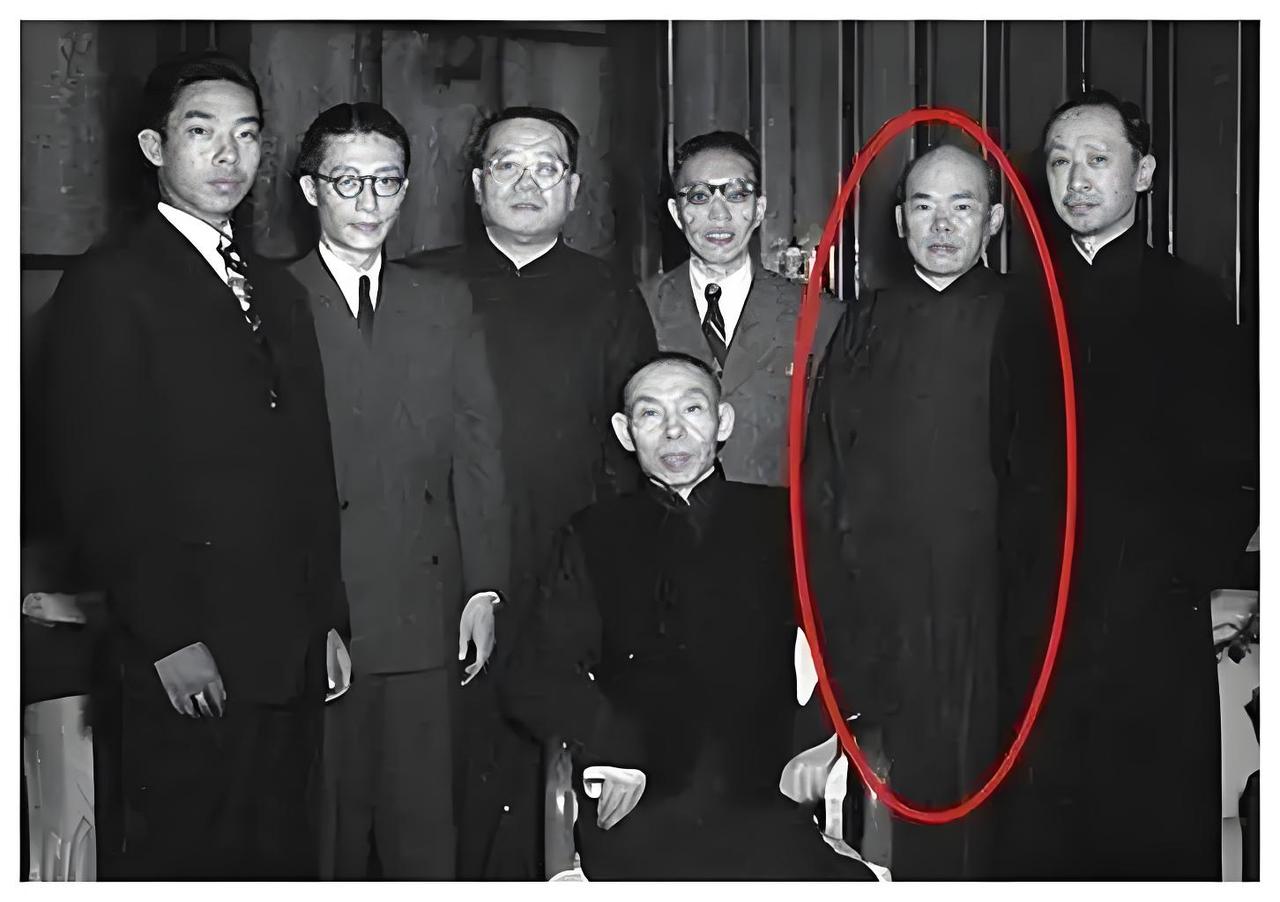 1940年12月21日，上海金门大酒店附近，万墨林被人设计诱出，随后遭到强行拘捕
