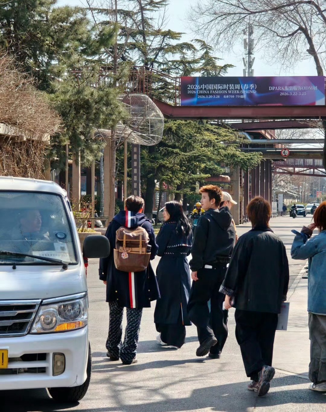 网友北京798偶遇任嘉伦北京798偶遇任嘉伦 网友北京798偶遇任嘉伦，我们国超