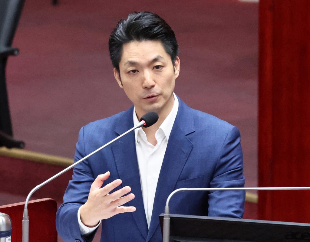 蒋万安英文遭青鸟猛攻　张斯纲反问“他又不是英文翻译”：为何被追打？
针对蒋万安两