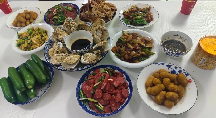 远嫁后才真切体会到，原来男生长大和小时候真的没两样，永远都是爸妈身边的孩子。我不