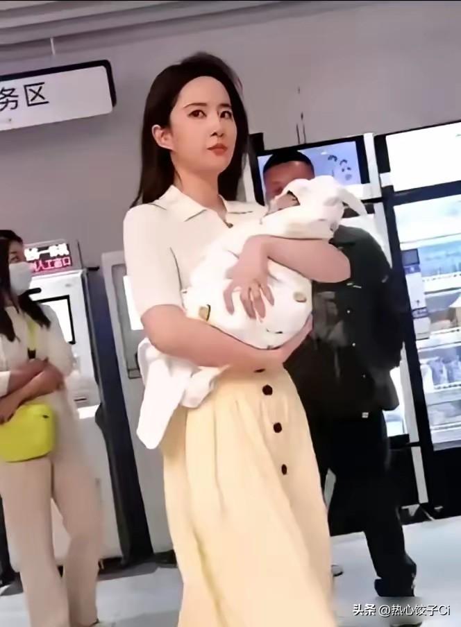 看到神仙姐姐刘亦菲抱着孩子，感到很惊奇，她什么时候结的婚？抱娃姿势就像常常抱娃的