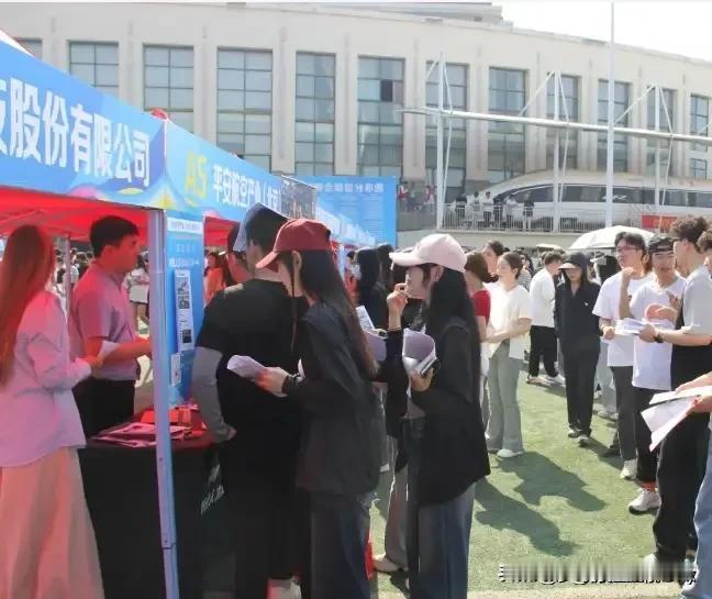 这个政策，我觉得对企业也是个好事，能从更广阔的人才库里挑选人才，以前可能一些优秀