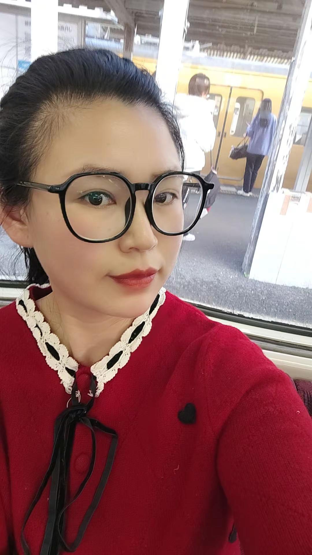 这个社会已经现实的露骨啦，我也一样，因为我是个俗人。