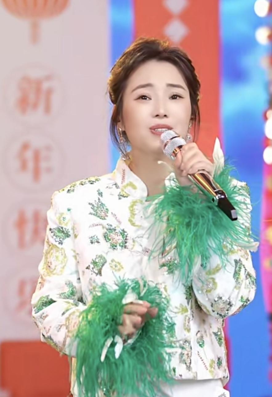 云朵一首《十五的月亮》，翻车翻得不要不要的。
不知是她不会选歌还是对自己实力不太