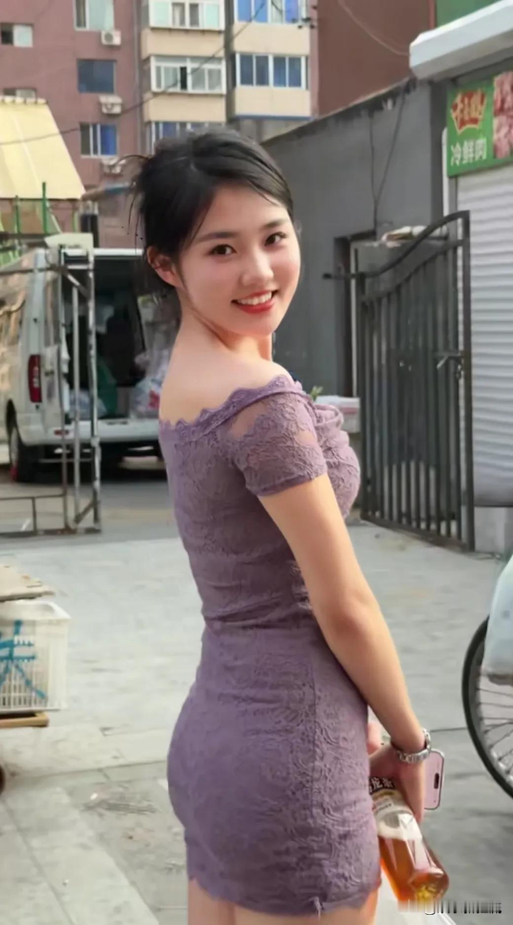 挑到黄瓜和香肠，美女这下开心了。
小姐姐去买菜，出门的心情好极了，期待今天能够买