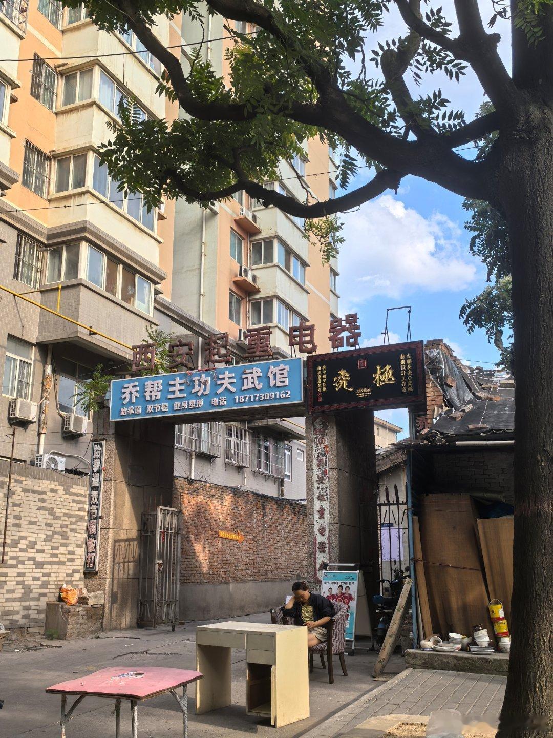 西安旧事 景龙池深藏老城烟火，明清老母庙遗存静静伫立，灰墙古舍承载代代民间记忆，