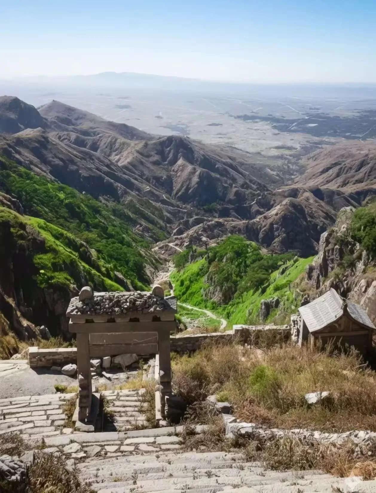 几千年了，他总是这么默默地看着山下：

始皇帝登封泰山，刻石纪功，开启帝王封禅大
