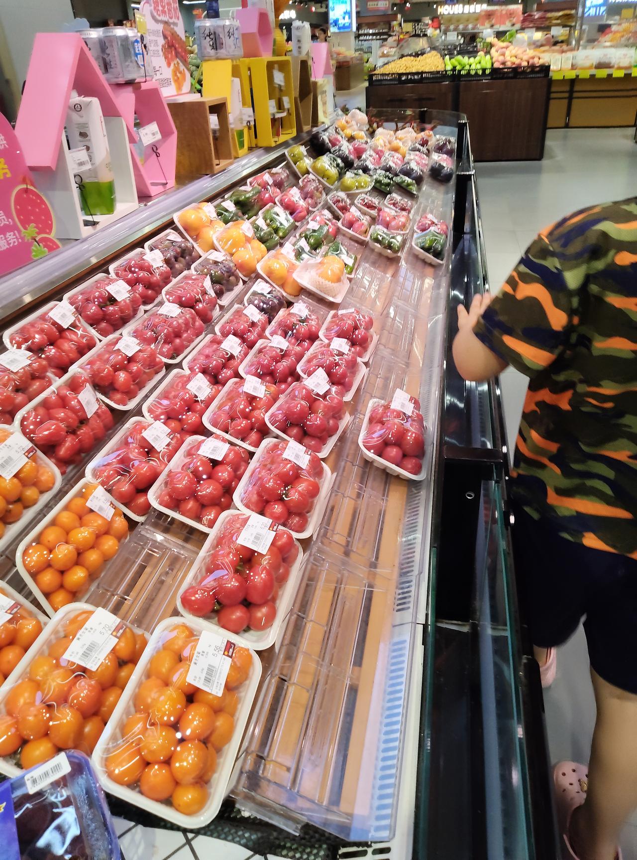 生活感悟
 
逛超市的果蔬冷柜，看着一排排鲜亮的小番茄、各色鲜果，忽然觉得平凡日