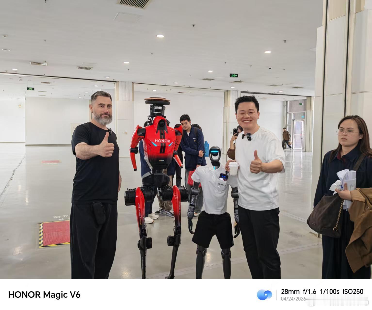 荣耀机器人“闪电”自半马夺冠后便火爆出圈，今天更化身车展车模惊艳亮相。红黑机甲在