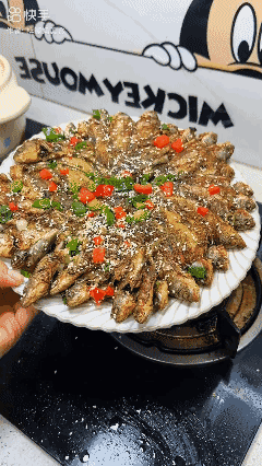 几块钱一斤的小河虾买回家煎酥脆 ，真的是又香又脆好好吃😍