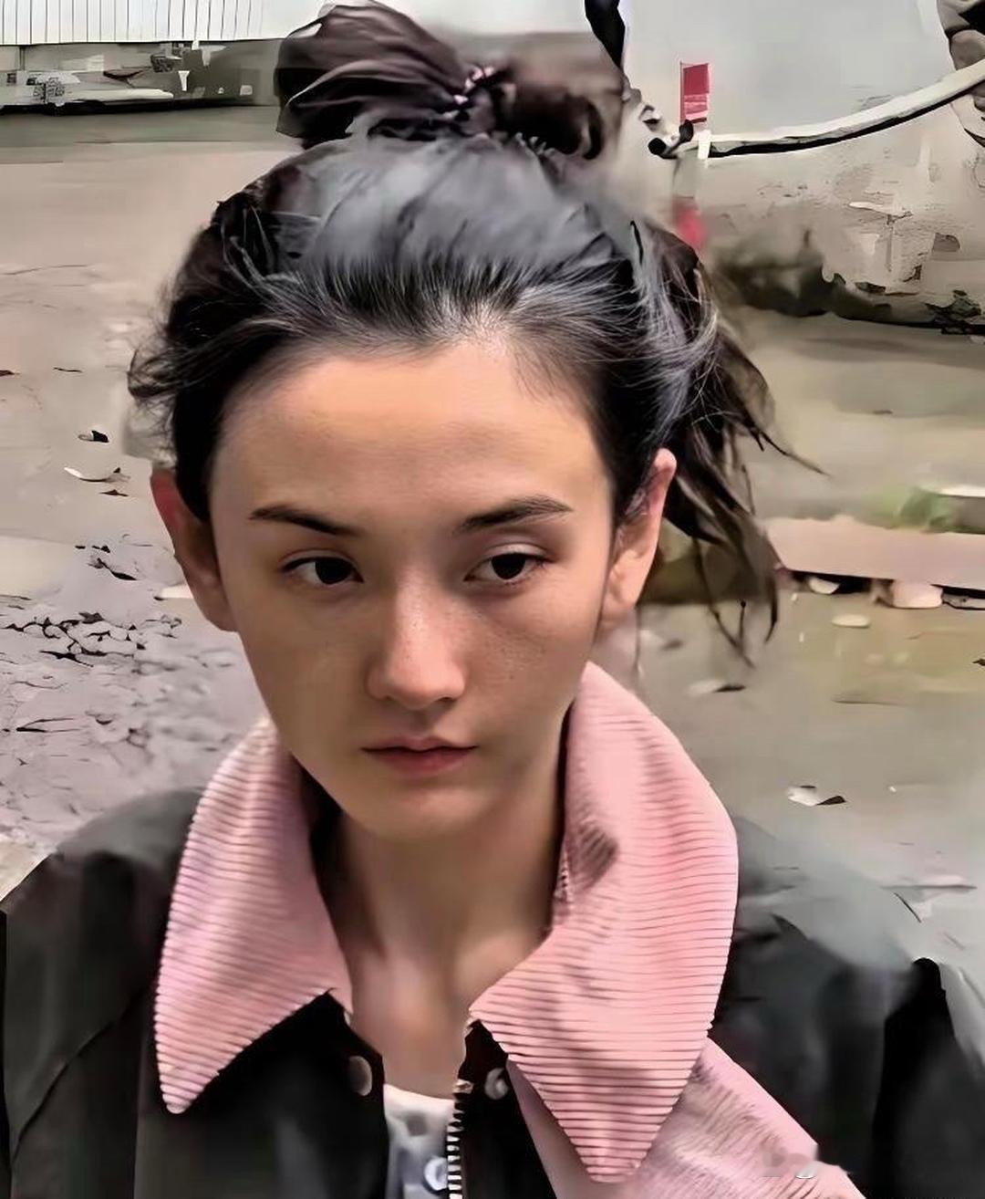 宋祖儿现身横店被路人抓拍，据传已有十个月没沾主食，画面里的她瘦削得近乎脱相，一脸