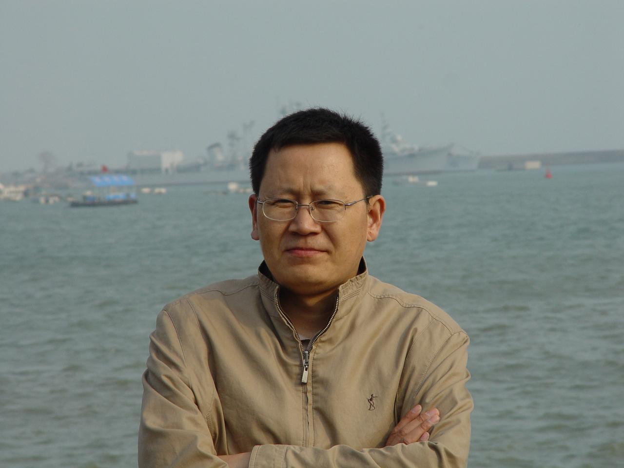 2011年在青岛参加法律学习培训班时留影。那个时候没有一根白发。现在为法治事业奋