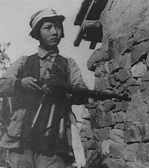 1942年，女情报员抱着两岁的儿子去送情报，半路竟遇到了伪军。突然，女情报员将儿