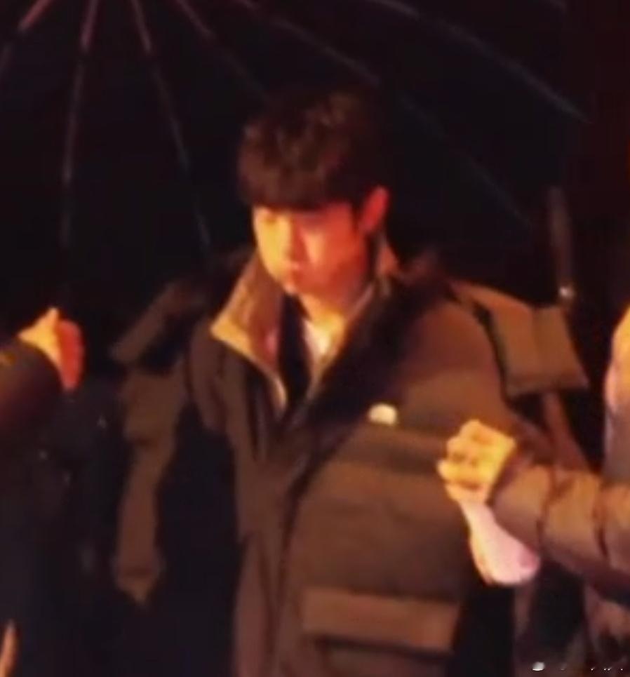 近一分钟的萌团子纯享版(* ⁰̷̴͈꒨⁰̷̴͈) 有一只南方兔被冻到用衣领捂脸，