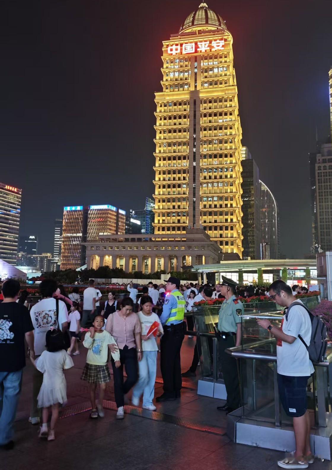 警察与辅警制服是否应严格区分应该严格区分警察与辅警制服，两者的工作性质是不同的，