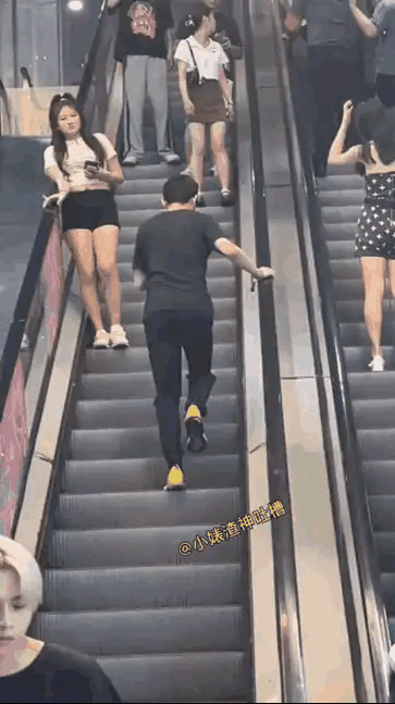 低头玩手机，这电梯你走到明年也走不完