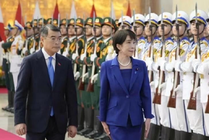 5月3日，日本《共同社》报道:“在美国靠不住、中国崛起太快的焦虑中，高市早苗5月