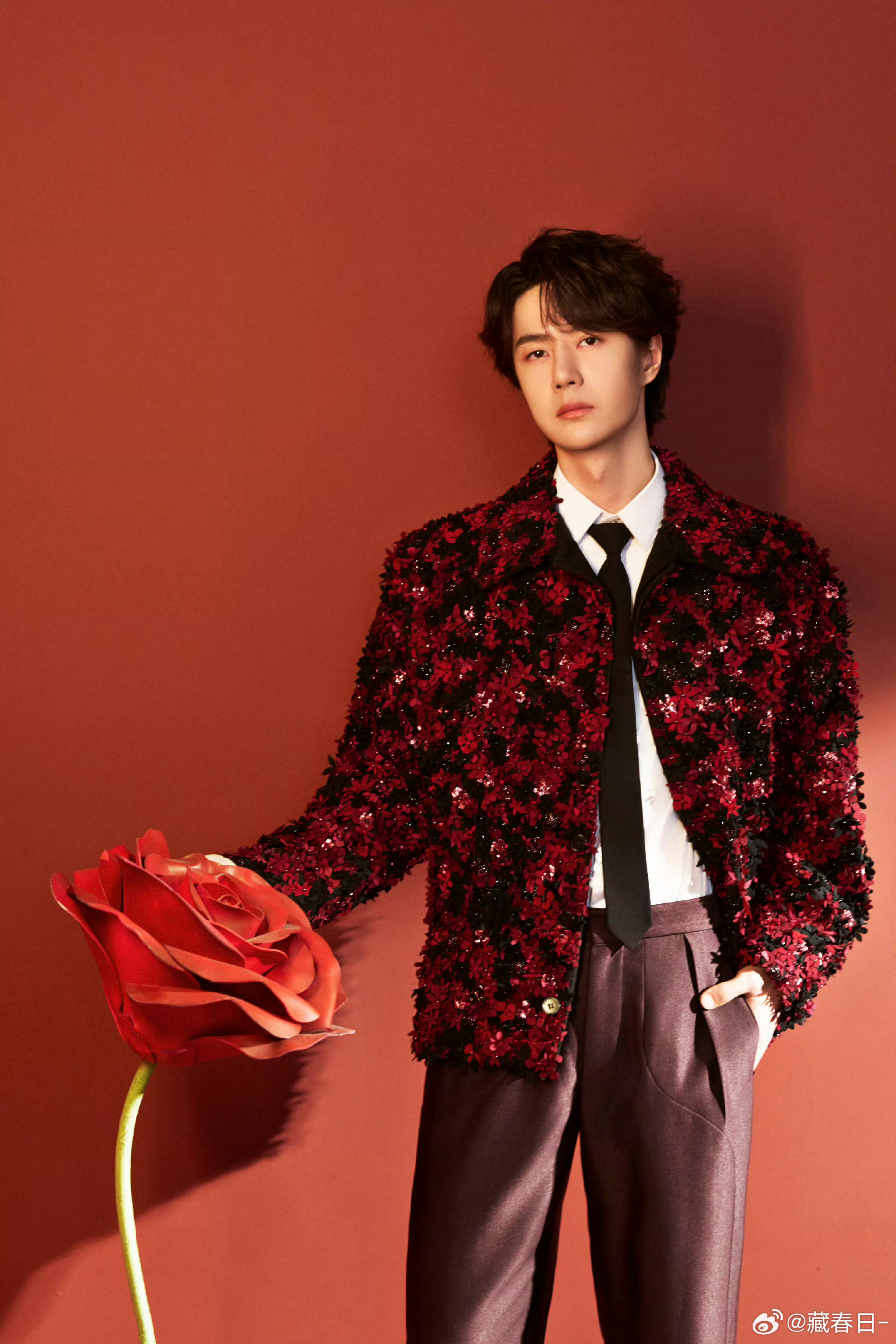 王一博聊天记录造谣一张嘴，辟谣跑断腿。王一博去年登山行程排得满满当当，非说他买红