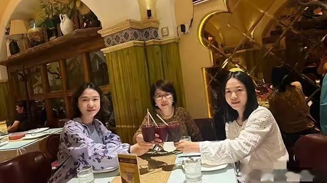 近日，翁帆陪父母去新疆旅行，画面一出来，很多人第一眼都被她的状态惊到了。快到50