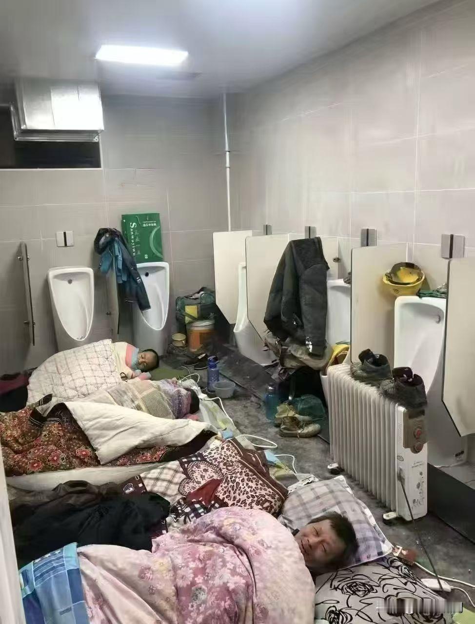 这张图片是哪里？不像美国流浪汉！有工具包安全帽，水杯饭盒黑布鞋，应是进城农民工，