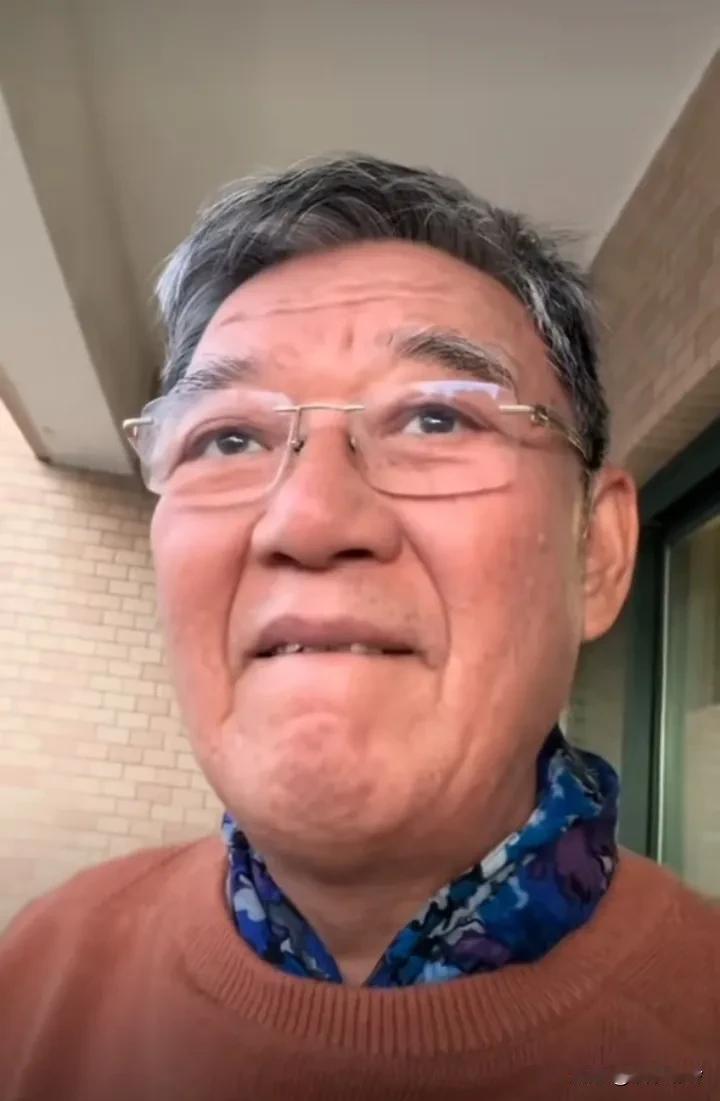 李立群说，我以前为了演莎士比亚的话剧，戒了两年烟，因为我知道演话剧很费嗓子，我就