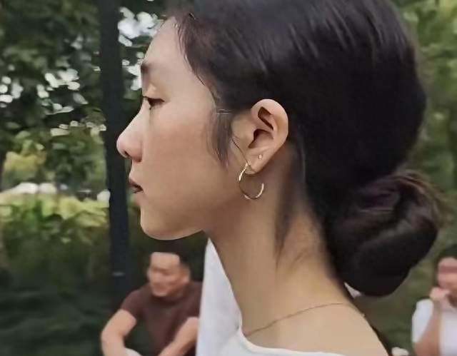 乌镇偶遇黄多多！生图尽显文艺气韵，褪去争议安静长成亭亭少女