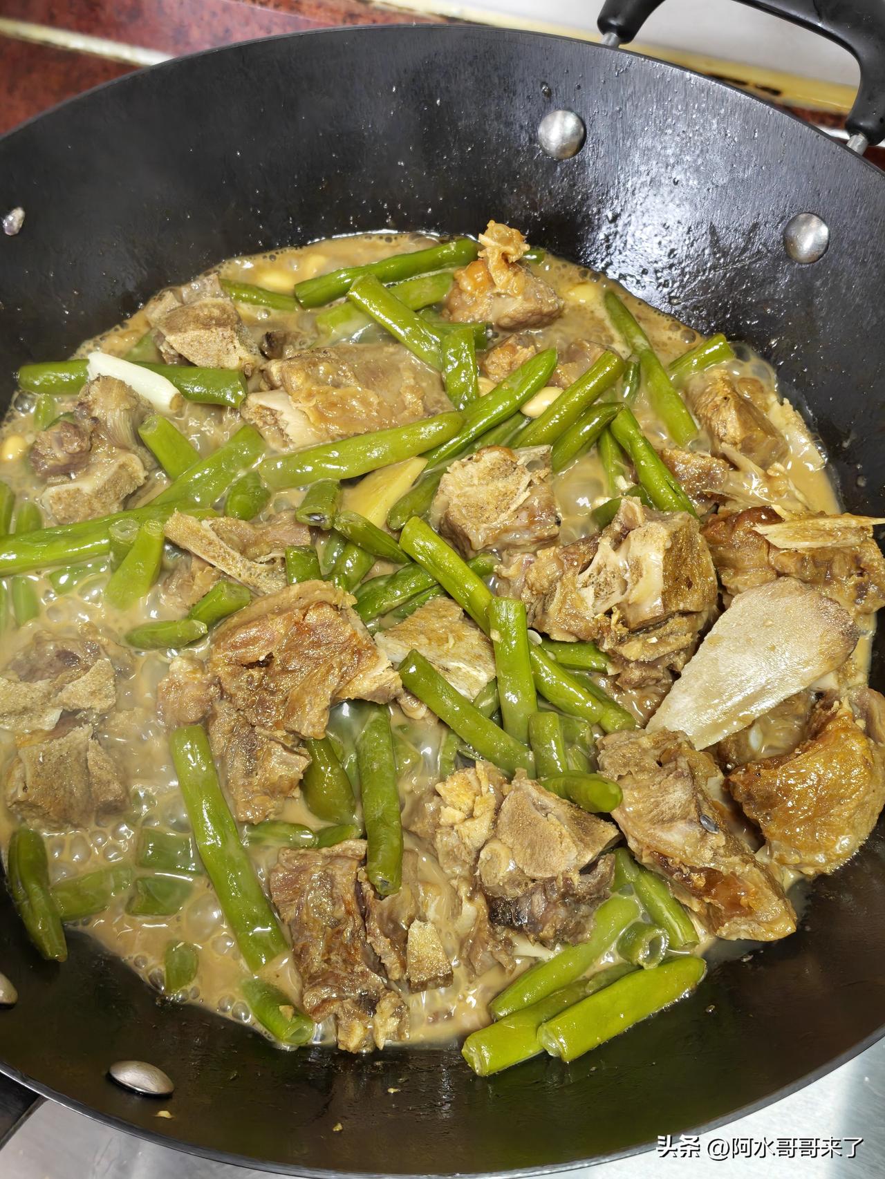 这腊排骨放冰箱里有一段时间了，今天终于把它做了，炖了一点黄豆和四季豆，炖出来是真