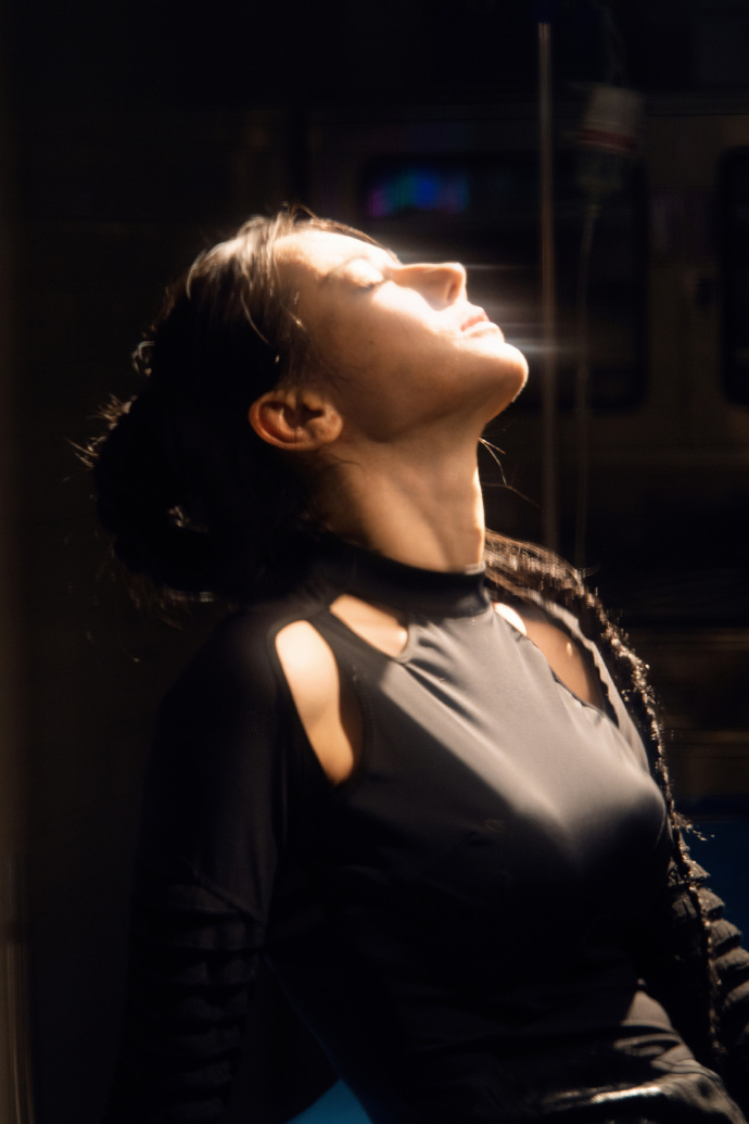 迪丽热巴逆境中催生力量，光也在爱聂九罗，咱就说光落在热巴脸上的时候，真的神性感直