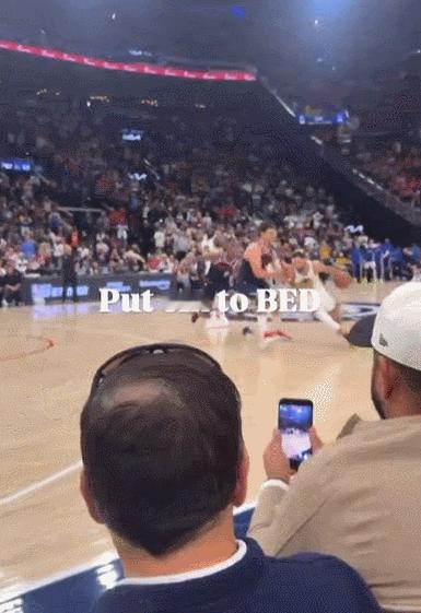 篮球NBA场边花絮：杀人诛心呀！库里命中绝命三分后同场边快船球迷互动，险些崴脚快