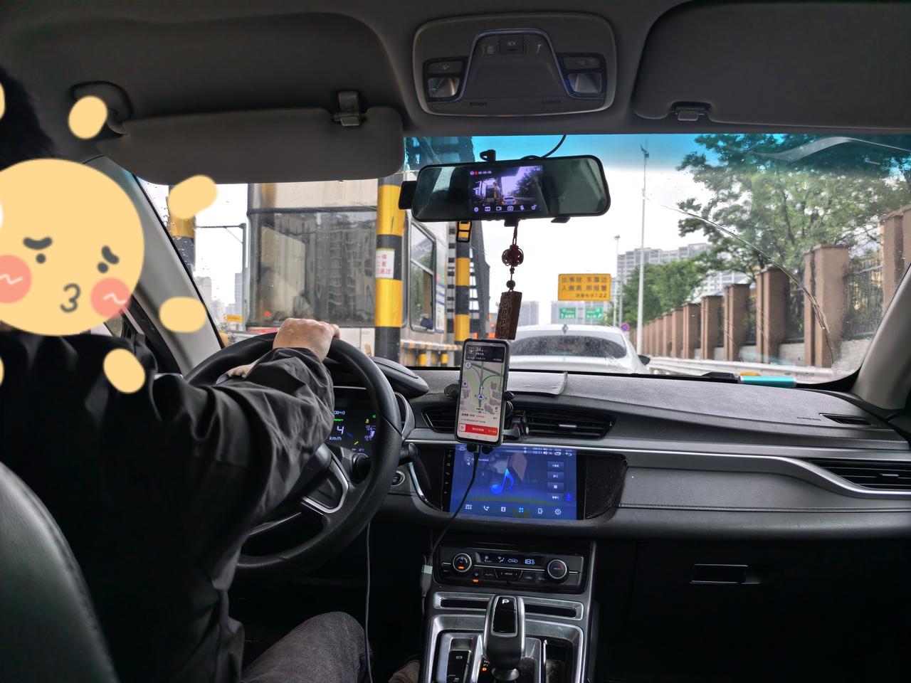 这段时间打网约车，喵哥一个特别明显的感受就是，车里的异味好像越来越大了。前几天从