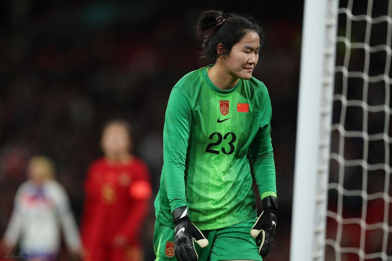 看了U16男足8比0斯里兰卡，又看到女足0比8英格兰，心疼这些拼尽全力的球员。比