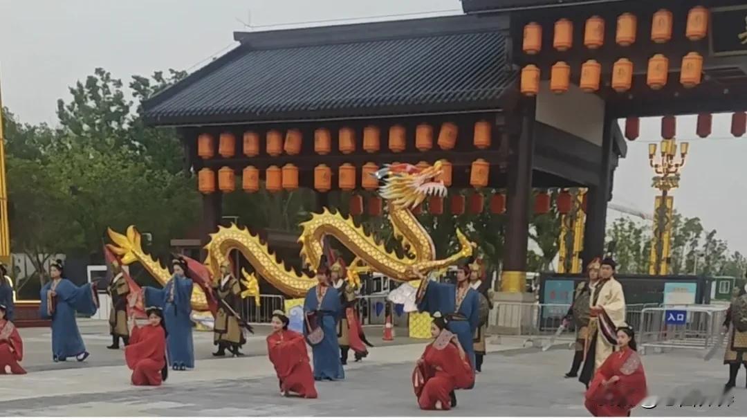 上联:铺开春卷写新咏
下联:舞动夏毫留史书
          (你对下联)
