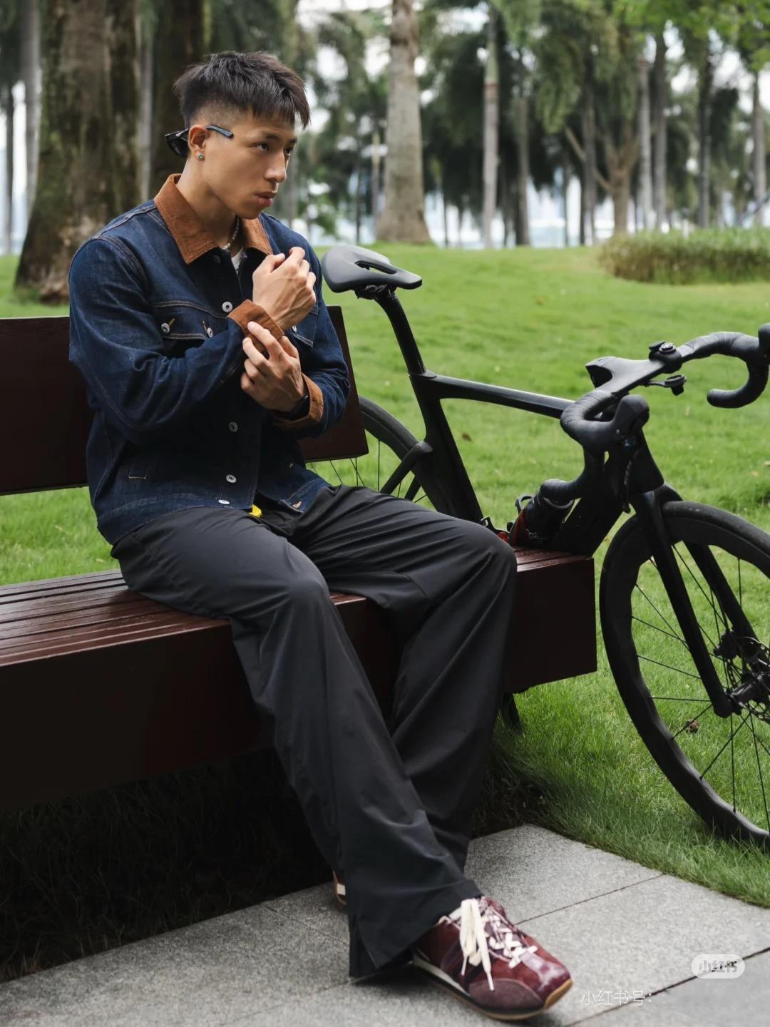 当城市在深秋的薄雾中渐渐模糊轮廓，街头行人的穿搭也悄然进入“安全区”：驼色大衣、