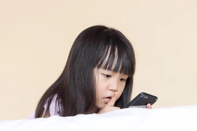 孩子沉迷手机，原因是多方面的。社交上，有些孩子缺乏社交技能，在现实中感到孤独无聊