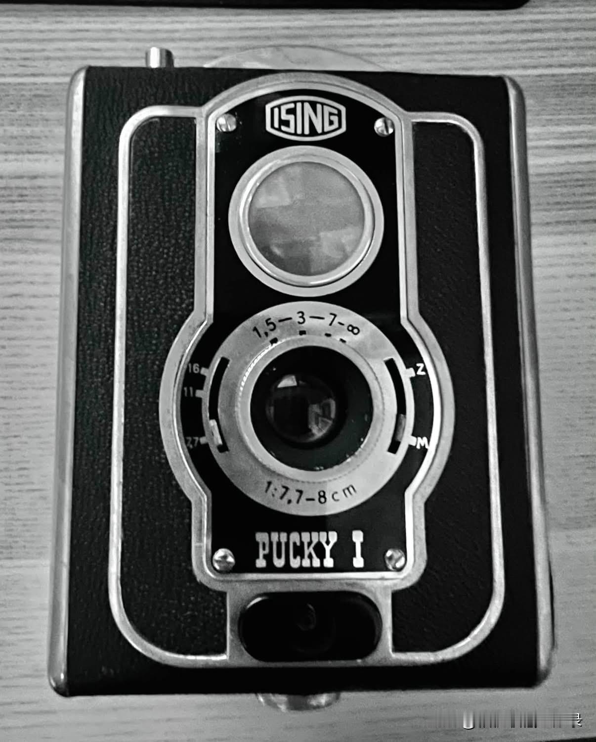 挺漂亮的Pucky I型盒式照相机。

图中这款Pucky I相机，由德国Eug