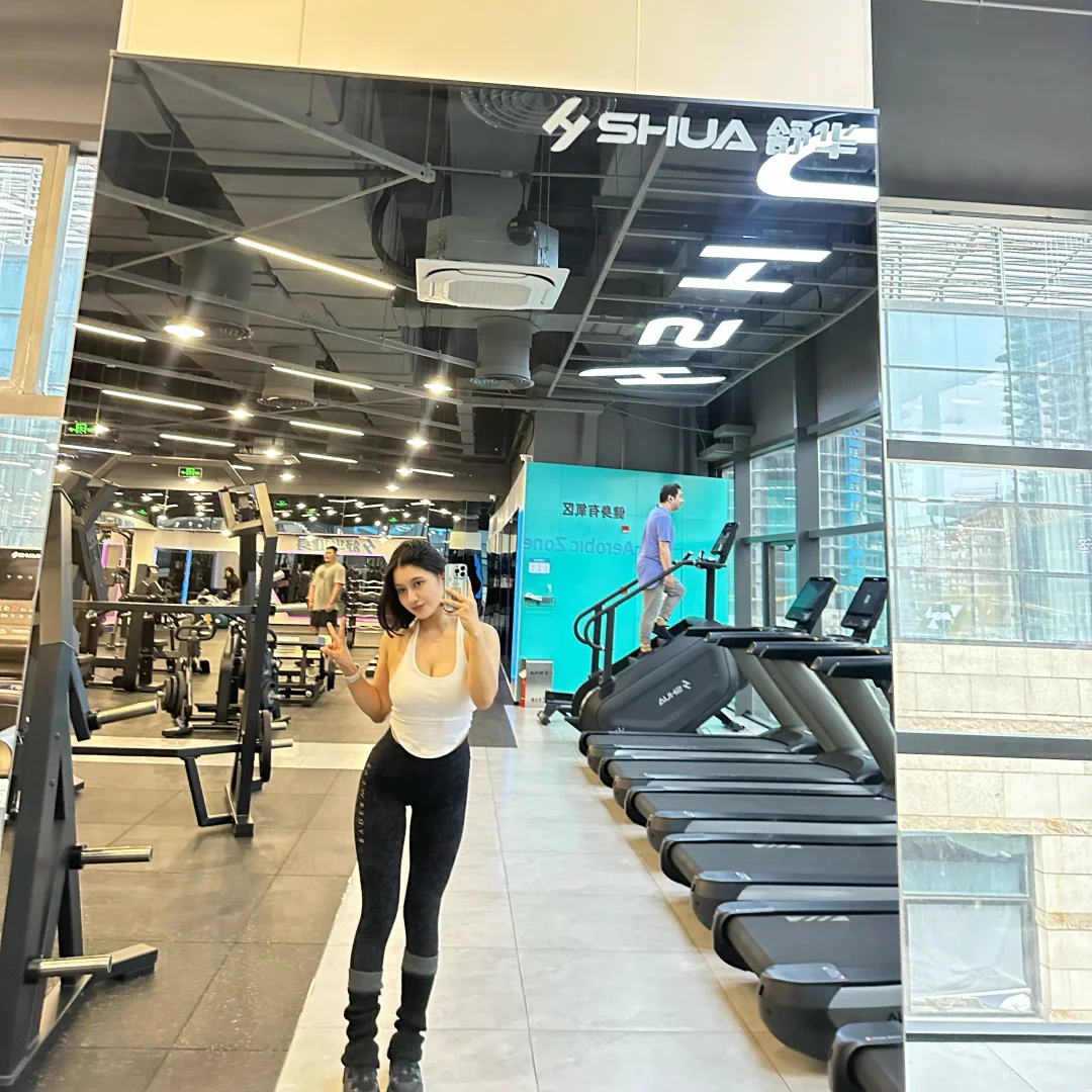 撸铁女孩 好好锻炼用心生活 不快乐很难做到