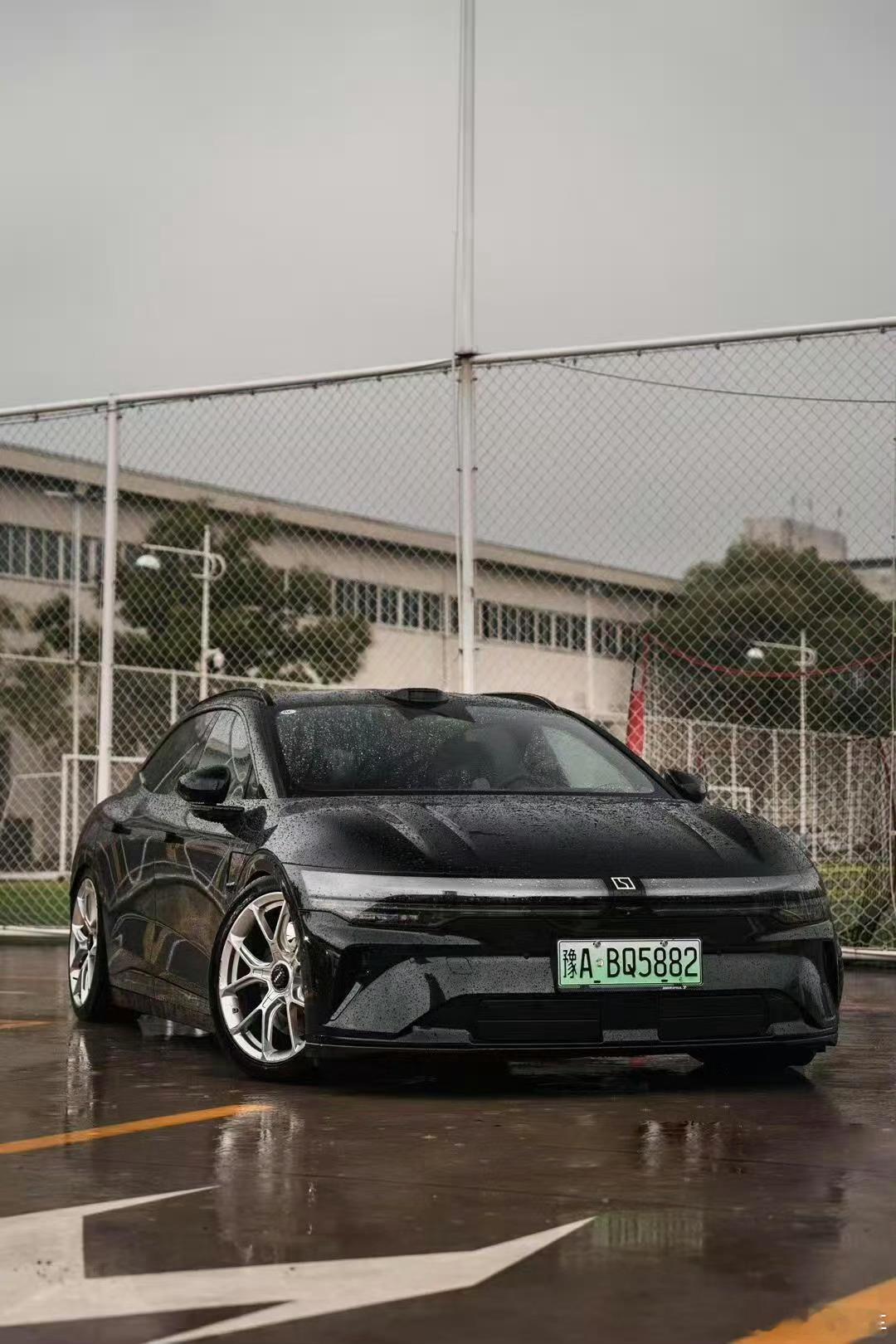 低趴极氪007gt[色]改装的冲动抑制不住了～加个碳的前铲，加个尾翼，后扩散，轻