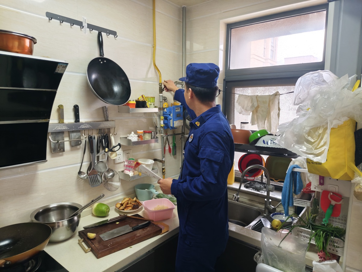信阳市羊山新区消防救援大队：“敲门入户”，守护老旧小区居民消防安全
