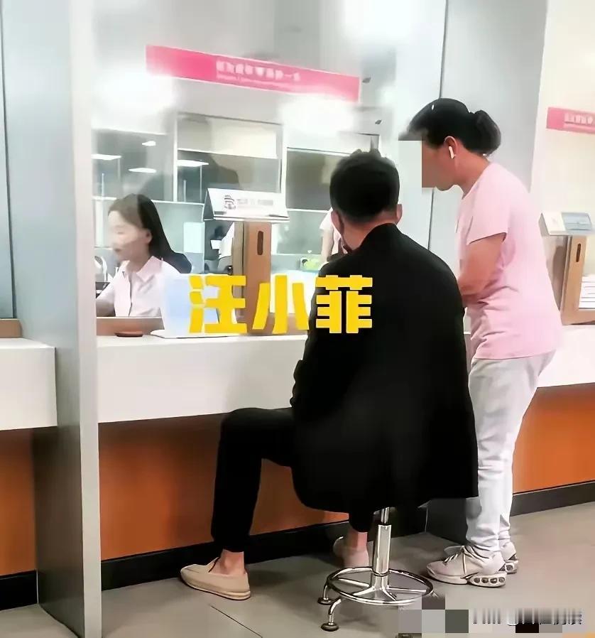 汪公子要是知道
他又是鞠躬道歉
又是卖力吆喝新品

都抵不上一张办业务照片出圈