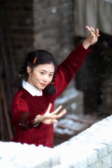 刘浩存刘浩存这脸真的绝！素面朝天拍戏都美到犯规，洗把脸直接开拍，果然天然美女就是