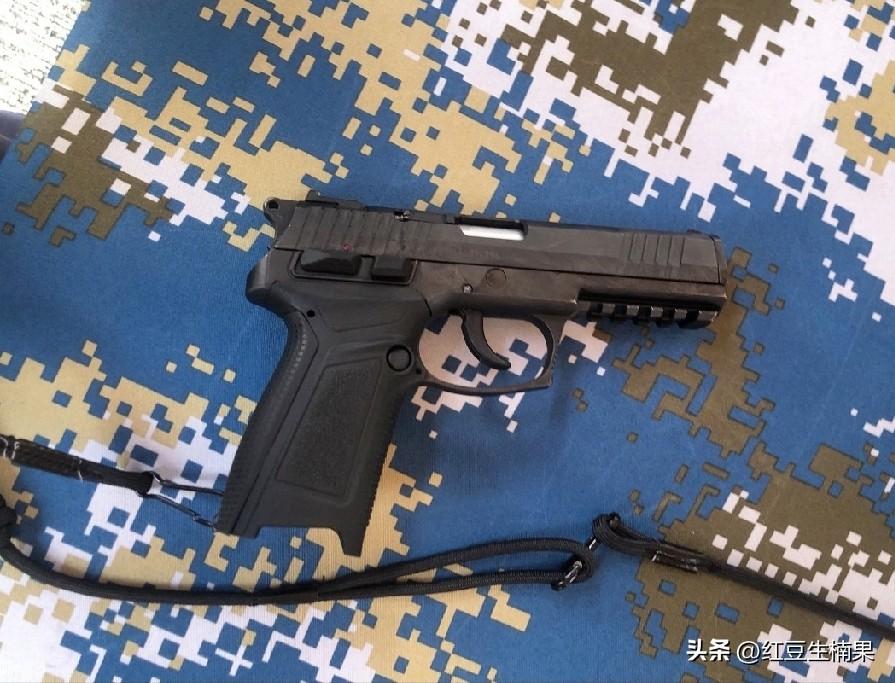 驻港部队开放日，展示的部分轻武器，92A型手枪、193型手枪、171冲锋枪。