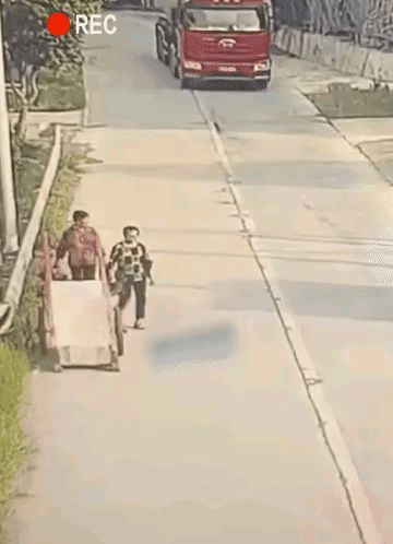 不该发生的事故

大妈这是咋回事？看到有一辆大罐车行驶过来，大妈就飞跑过去，抢在