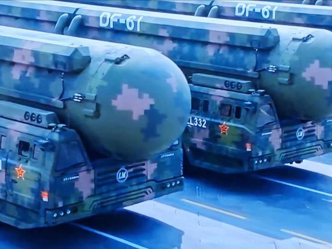 中国始终坚持自卫防御的核战略，
恪守在任何时候，任何情况下
不首先使用核武器的庄